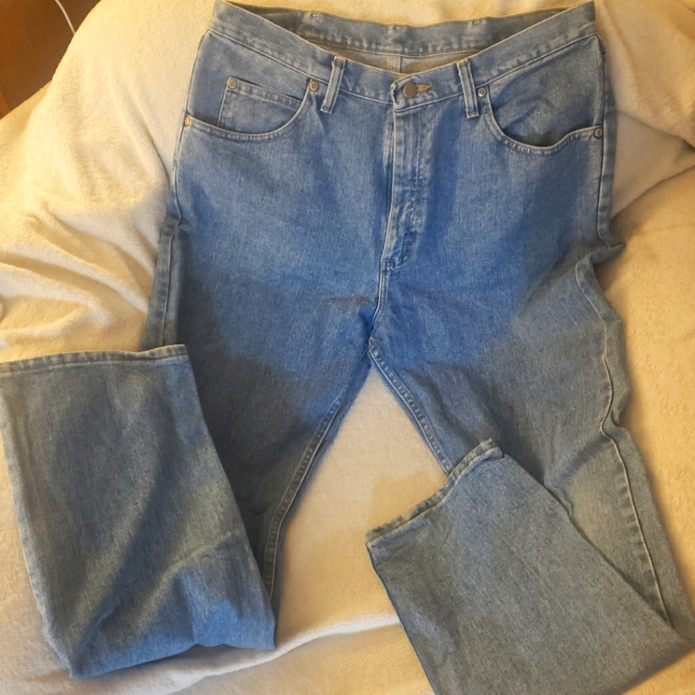 Wrangler Relaxed Fit Blue Jeans Mens Size 36 X 34 Straight Leg Light Wash